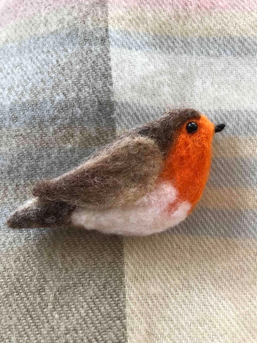 Robin wool broach 