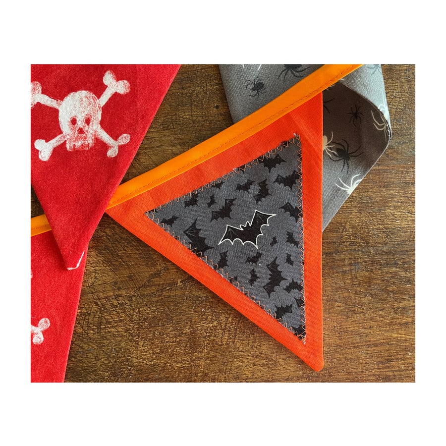 Halloween bunting with bats and sculls - Small and reversible 