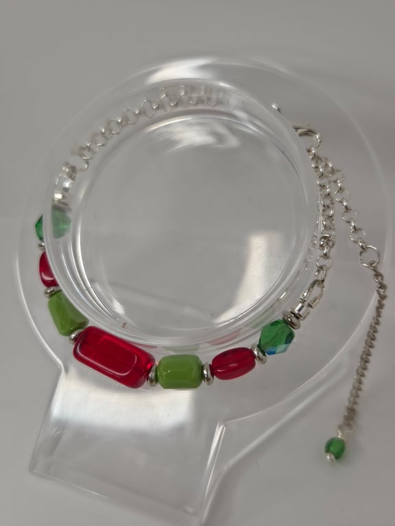 Handmade Red & Green Bead Chain Bracelet – Festive Contemporary Style