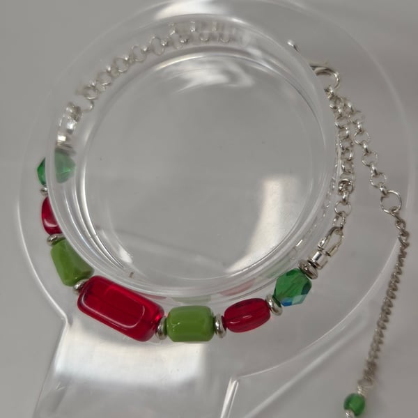 Handmade Red & Green Bead Chain Bracelet – Festive Contemporary Style