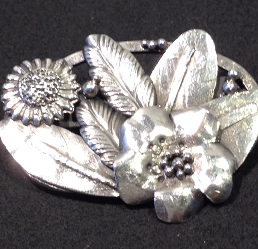 Silver flower garden brooch 