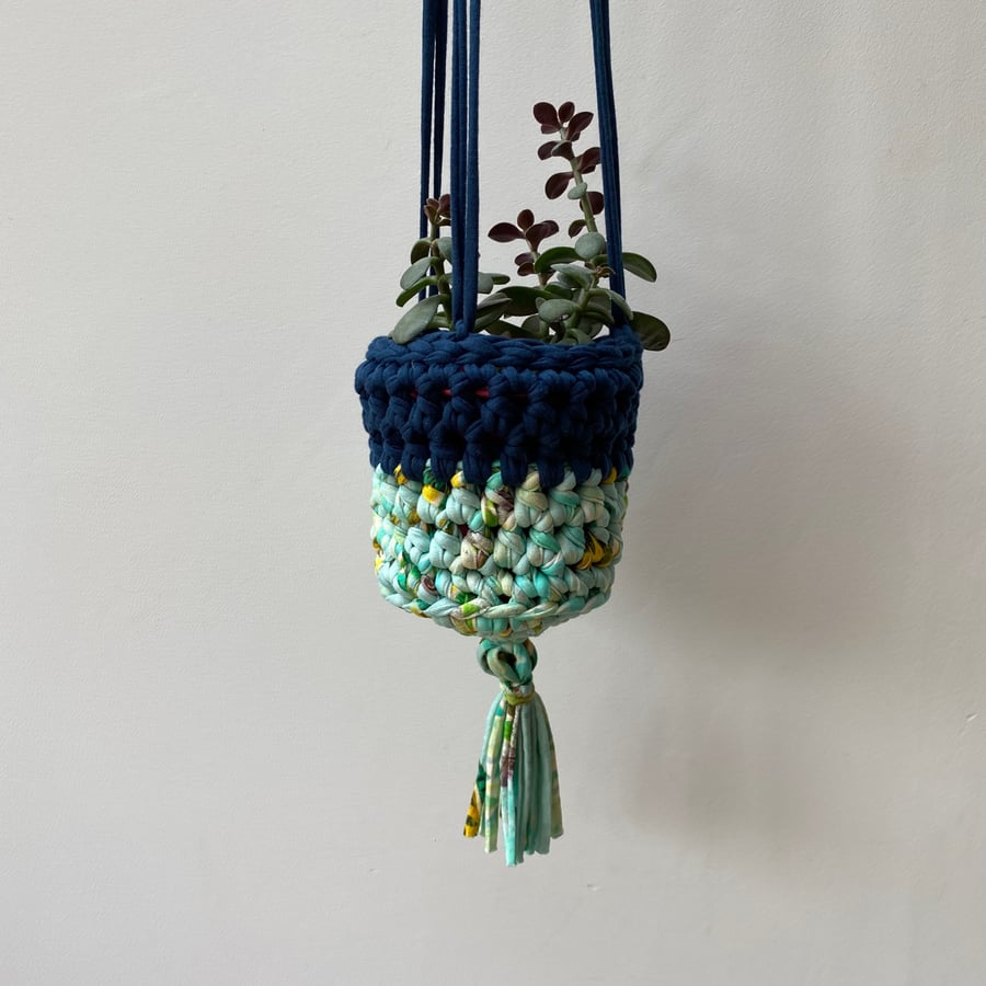 Crochet hanging planter - navy and green 