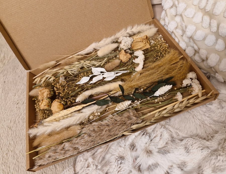 Large Dried Flower Crafting Mix, Letterbox Flowers. Naturals, Grasses.