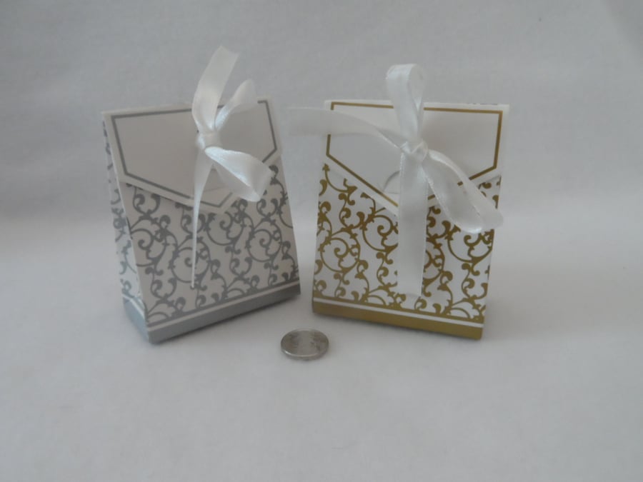 Pack of 10 small gift boxes or pouches, mixed pack of silver and gold