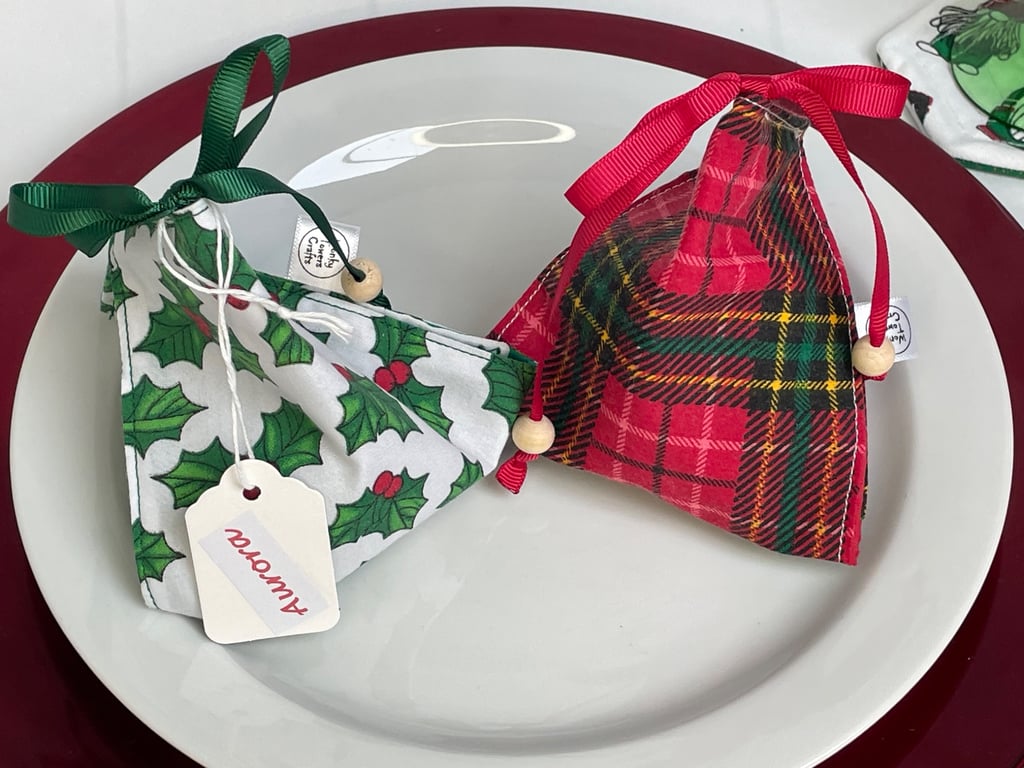 2 Christmas gift pouch place markers for little gifts. Holly & tartan