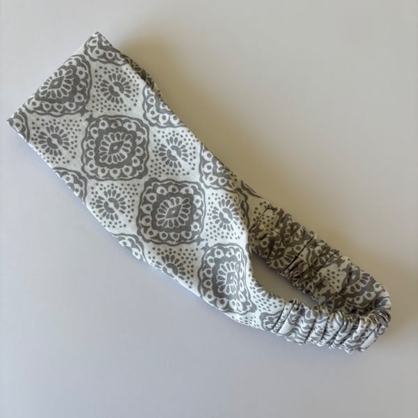 Cotton wide flat headband, yoga headband, in grey and white print