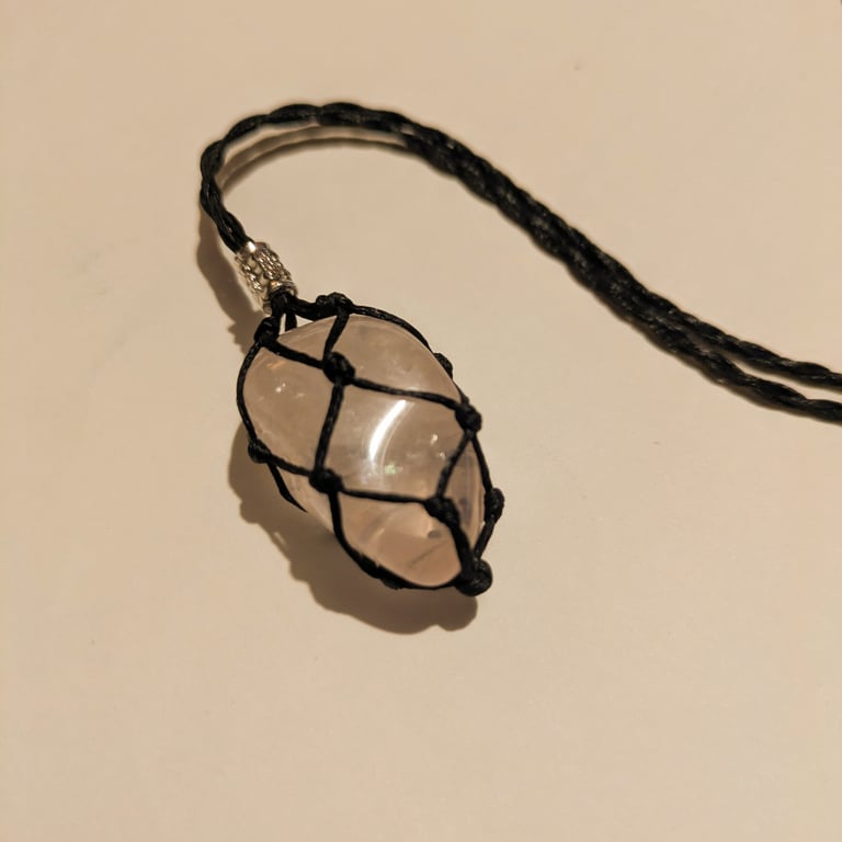 Macramé necklace with rose quartz stone