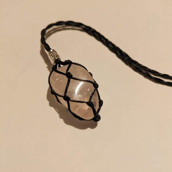 Macramé necklace with rose quartz stone