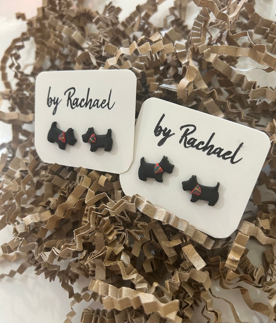 Black scottie dogs with tartan scarf
