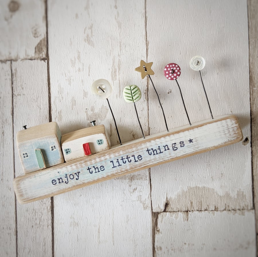 Little Wooden Houses with Christmas Star and Buttons 'Enjoy the little things'