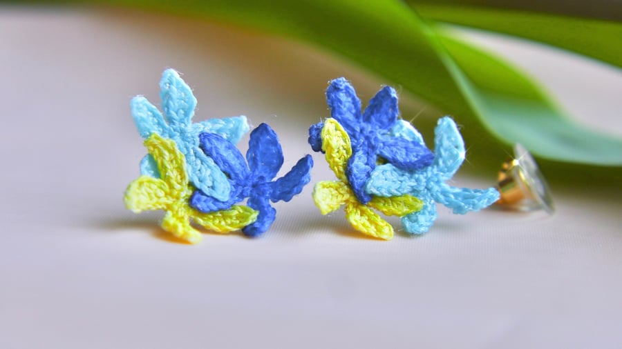 Microcrochet Dancing Floral Stud Earrings 
