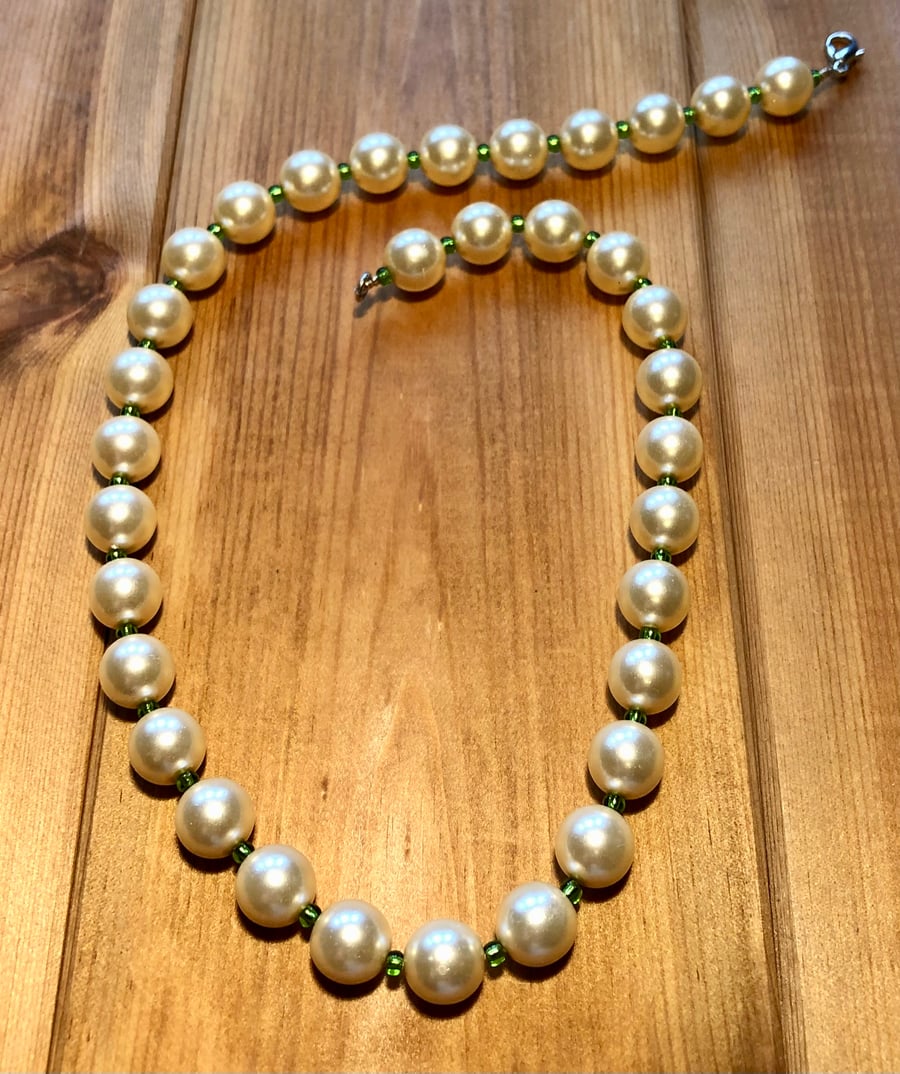 Faux pearl and green necklace