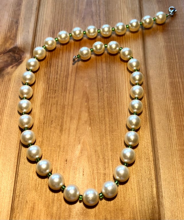 Faux pearl and green necklace