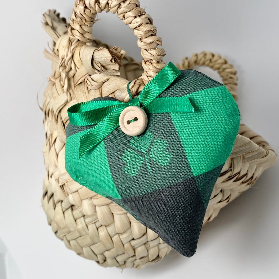 IRISH SHAMROCK HEART - green and black
