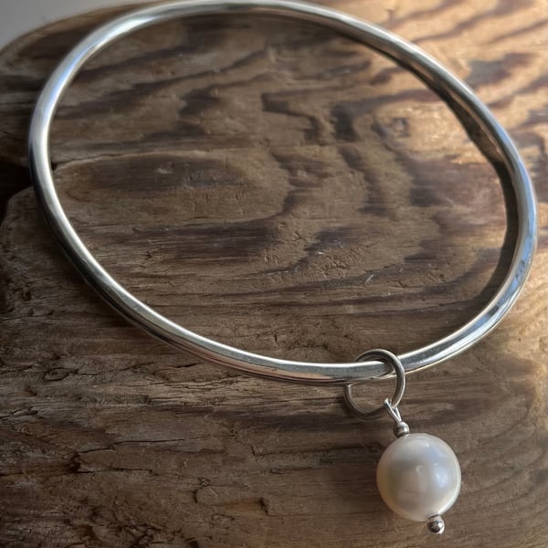 Sterling silver oval bangle with freshwater pearl