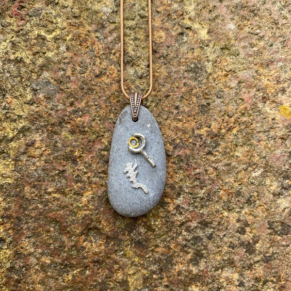 Stone pendant with gold, silver and pewter, 291