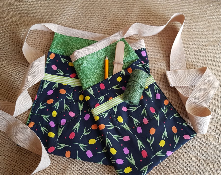 Garden apron with twine, wooden labels and pencil: tulips 