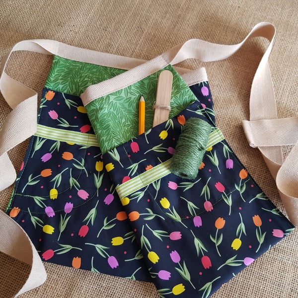Garden apron with twine, wooden labels and pencil: tulips 