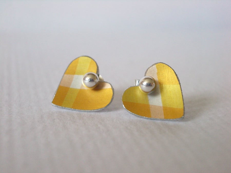 Tiny heart studs earrings in yellow