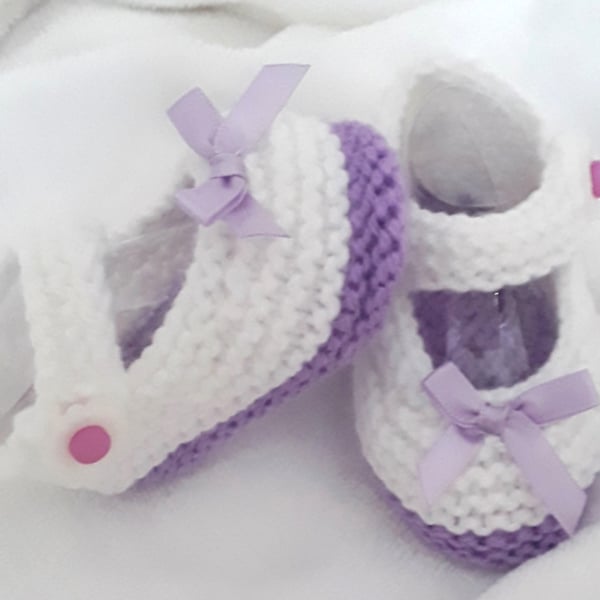 Hand knitted new baby shoes, premature, newborn 