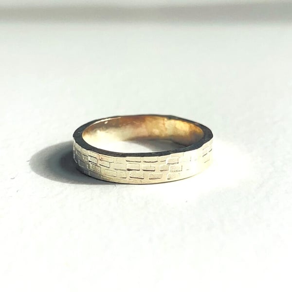 SOLID 9 CARAT GOLD Band, Brick Design Urban Ring