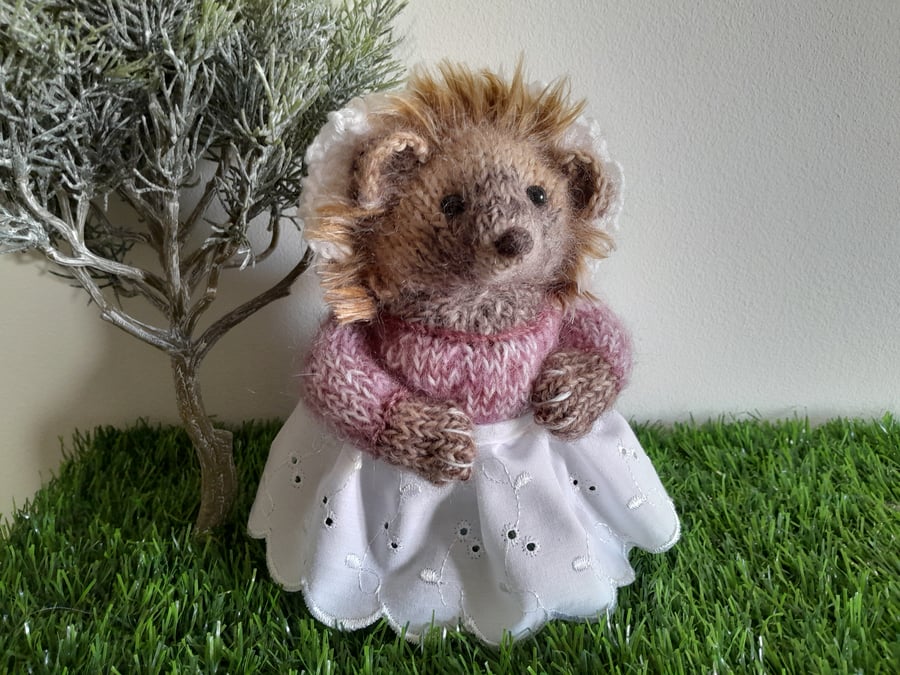 Miss Tiggywinkle, dotpebblesknits Design, Knitted Hedgehog