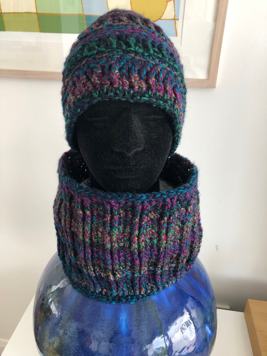 Man’s chunky winter Beanie hat and cowl Neck warmer scarf