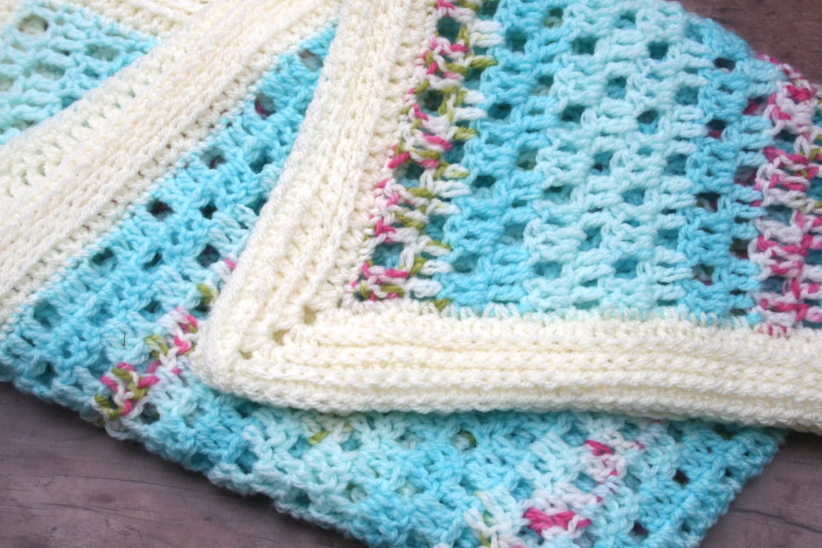 Vintage-style blossom blanket - Crocheted baby blanket -  Filet baby blanket.