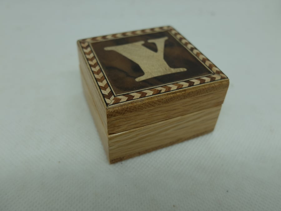 Small box with lift off lid, decorated with letter Y