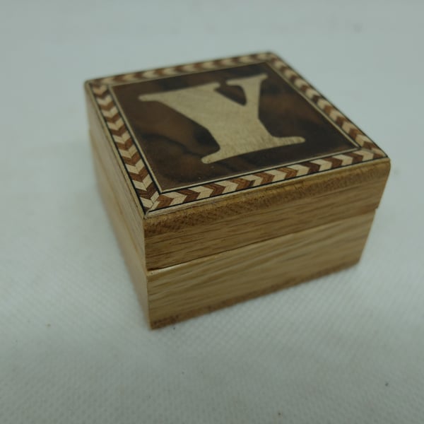 Small box with lift off lid, decorated with letter Y