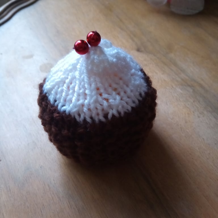 Knitted Christmas puddings 