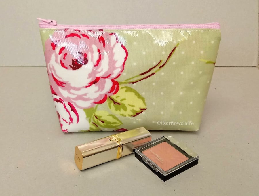 Make up bag in pale green with pink flowers
