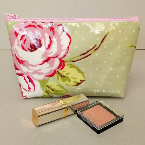 Make up bag in pale green with pink flowers