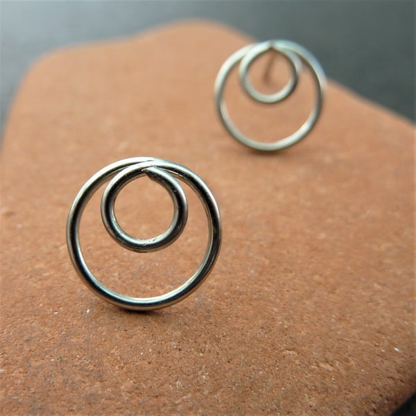 Simple silver circles stud earrings