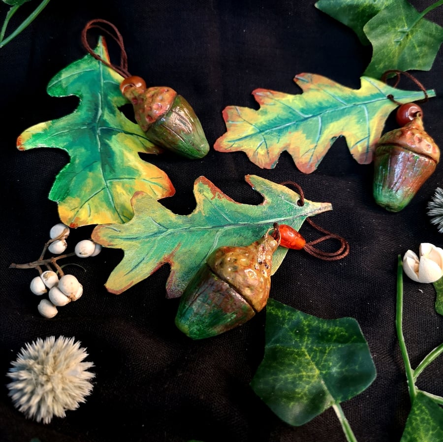 Acorn & Oak Leaf Hanging Decoration. 