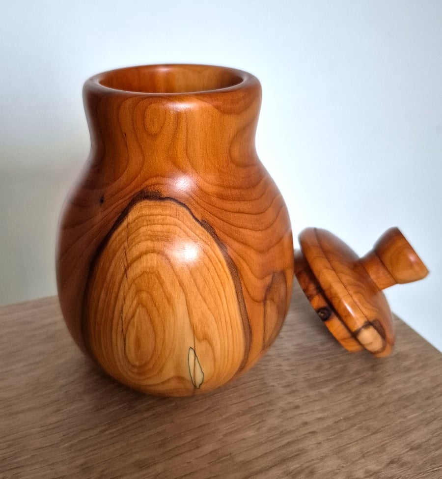 Beautiful unique yew wood trinket (keepsake) pot