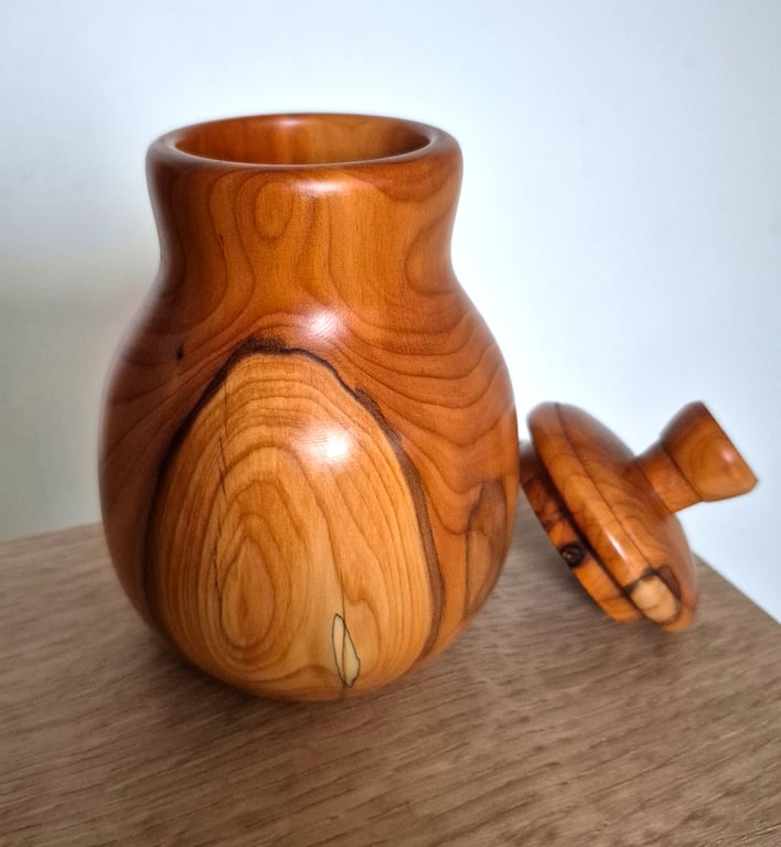 Beautiful unique yew wood trinket (keepsake) pot