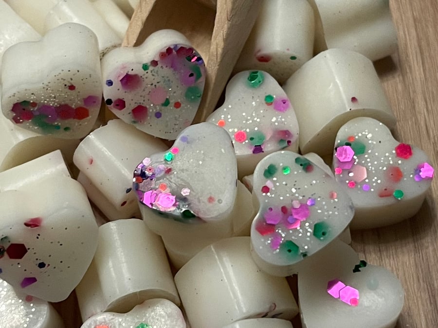 32 handmade mini heart wax melts, ALIEN scented 