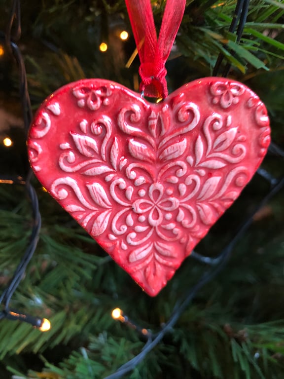 Vintage texture red heart hanging decorations - large