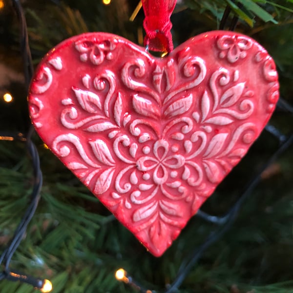 Vintage texture red heart hanging decorations - large