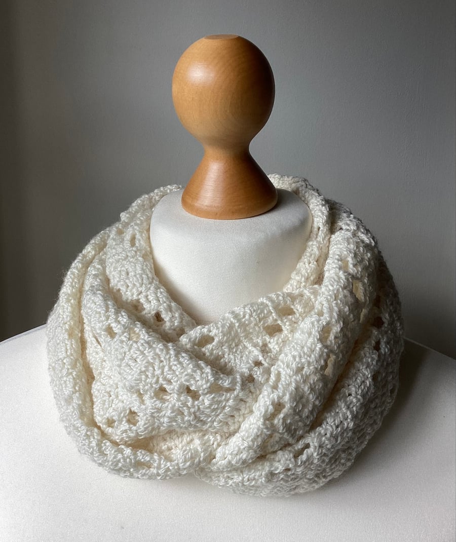Lacy Infinity circle scarf in wool and silk colour light cream