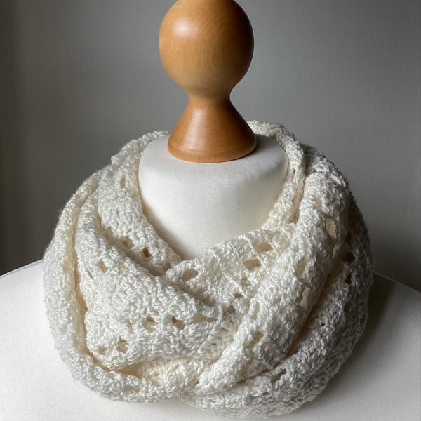Lacy Infinity circle scarf in wool and silk colour light cream