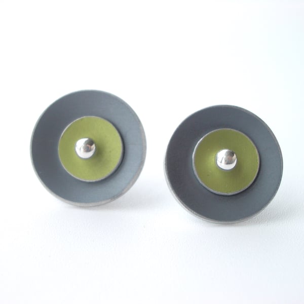 Circle earrings in grey and lime green