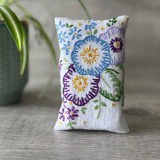 Vintage embroidered linen floral  tissue holder