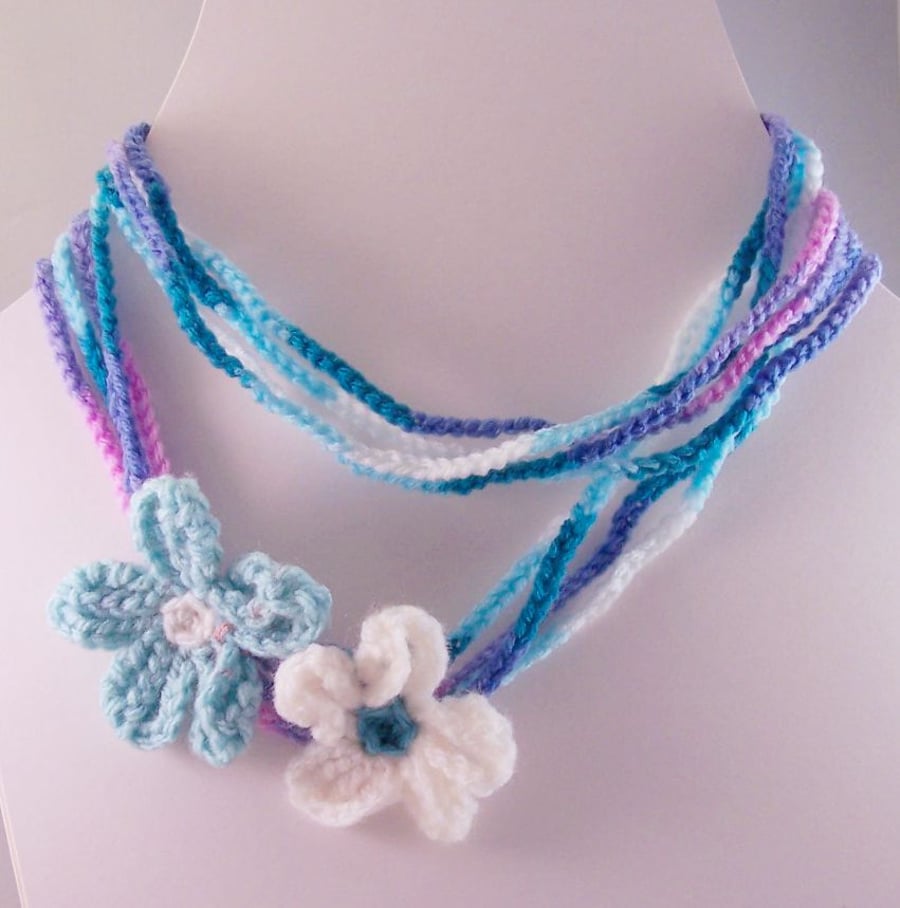 Crochet multi strand yarn necklace with flowers - Shallows