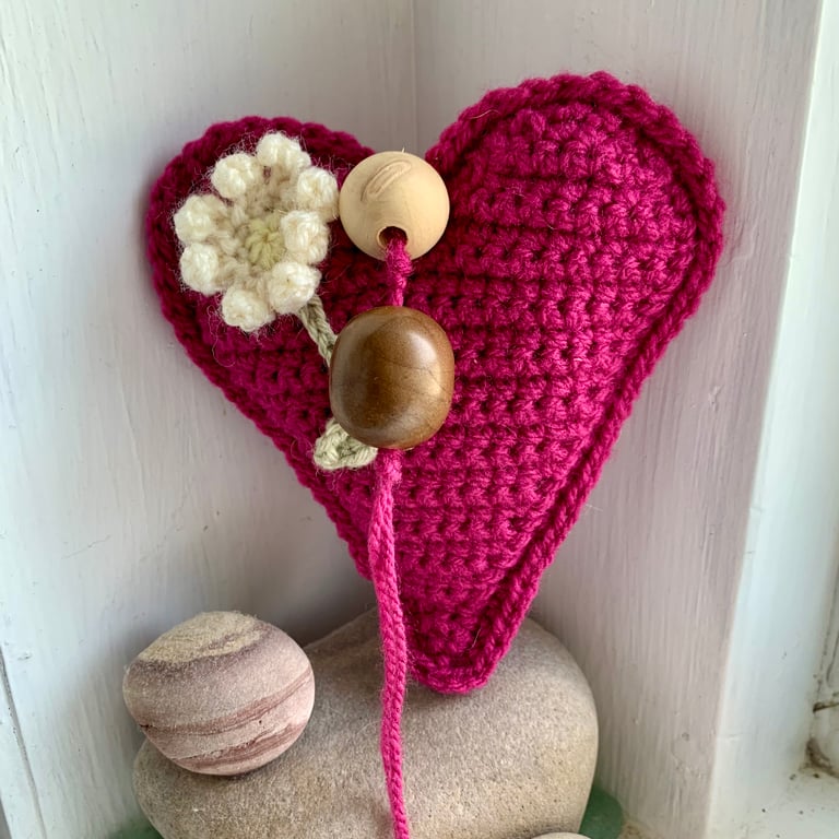 Stuffed crochet heart with daisy flower