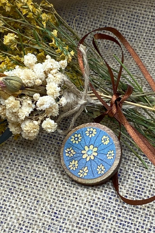 Wooden pin with floral pattern idea for Christmas