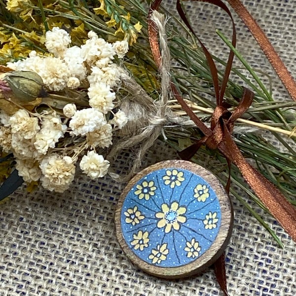 Wooden pin with floral cartwheel pattern 