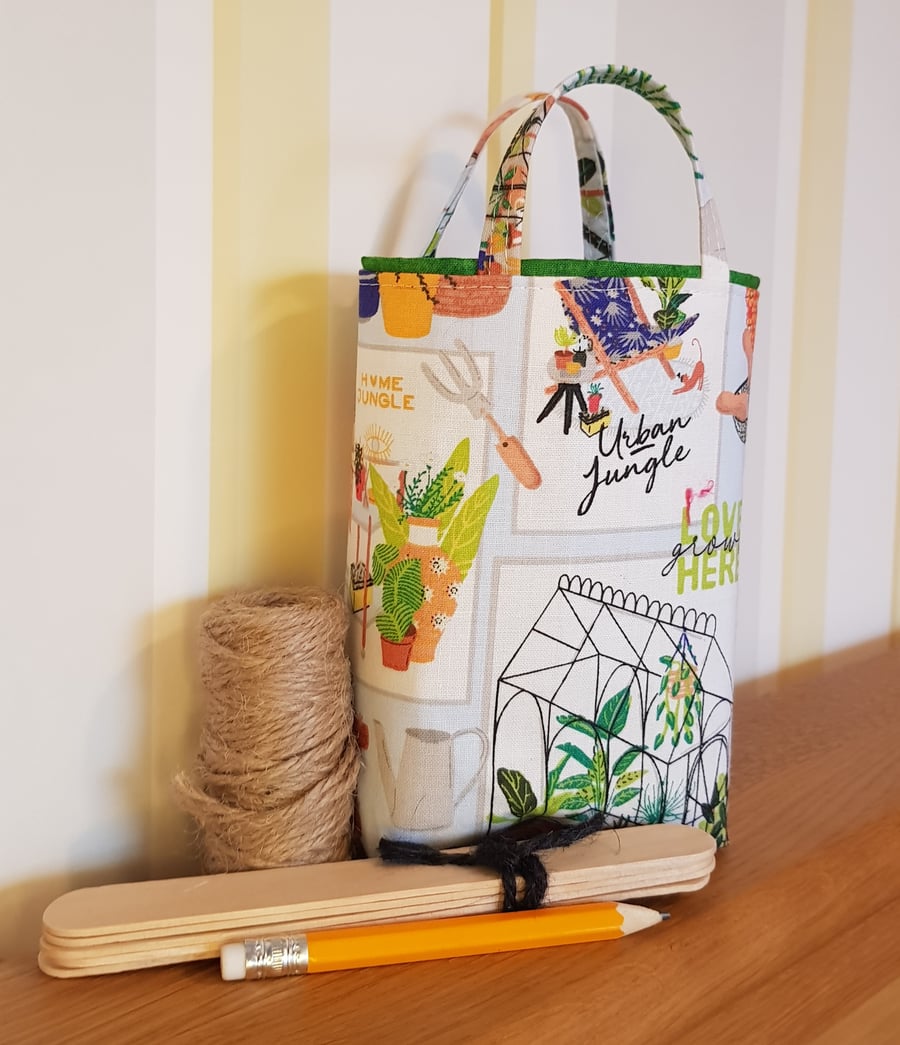 Gift bag for gardeners with twine, wooden labels, pencil and snips: urban jungle