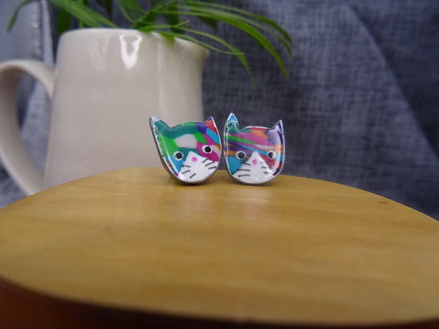 Pretty cat stud earrings 